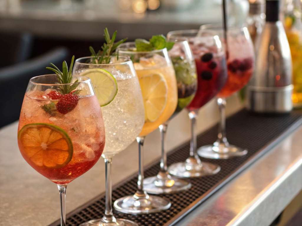 Sparkling Non-Alcoholic White Wine Spritzer